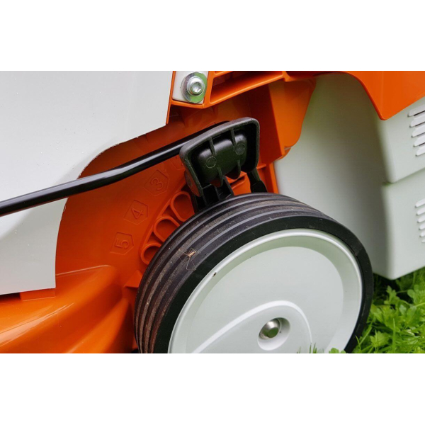 Акумуляторна несамохідна газонокосарка STIHL RMA 235.1 Set, з акб AK 20 4 Ah і з/п AL 101